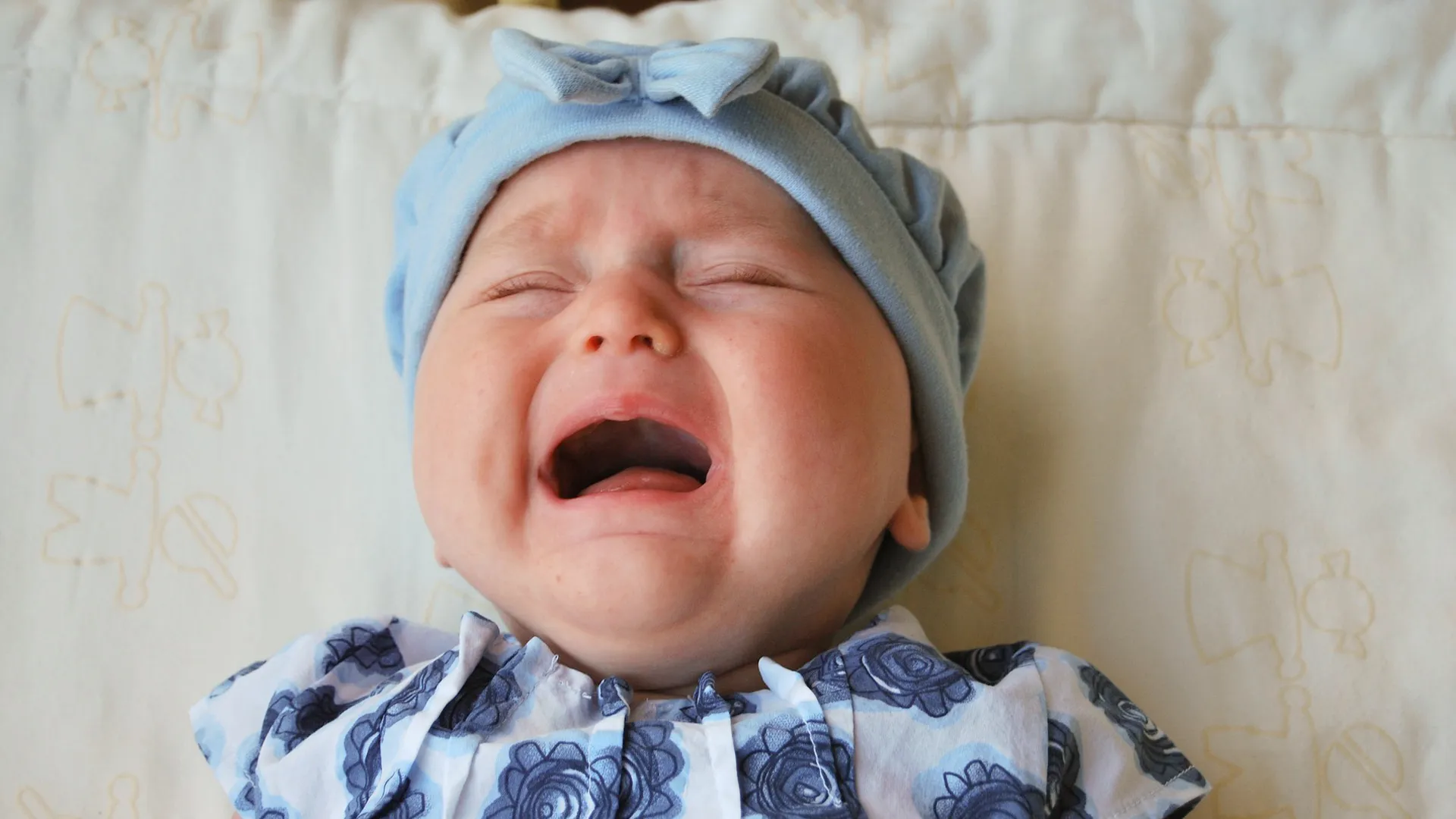 Bebé durmiendo plácidamente en su cuna después de la rutina nocturna