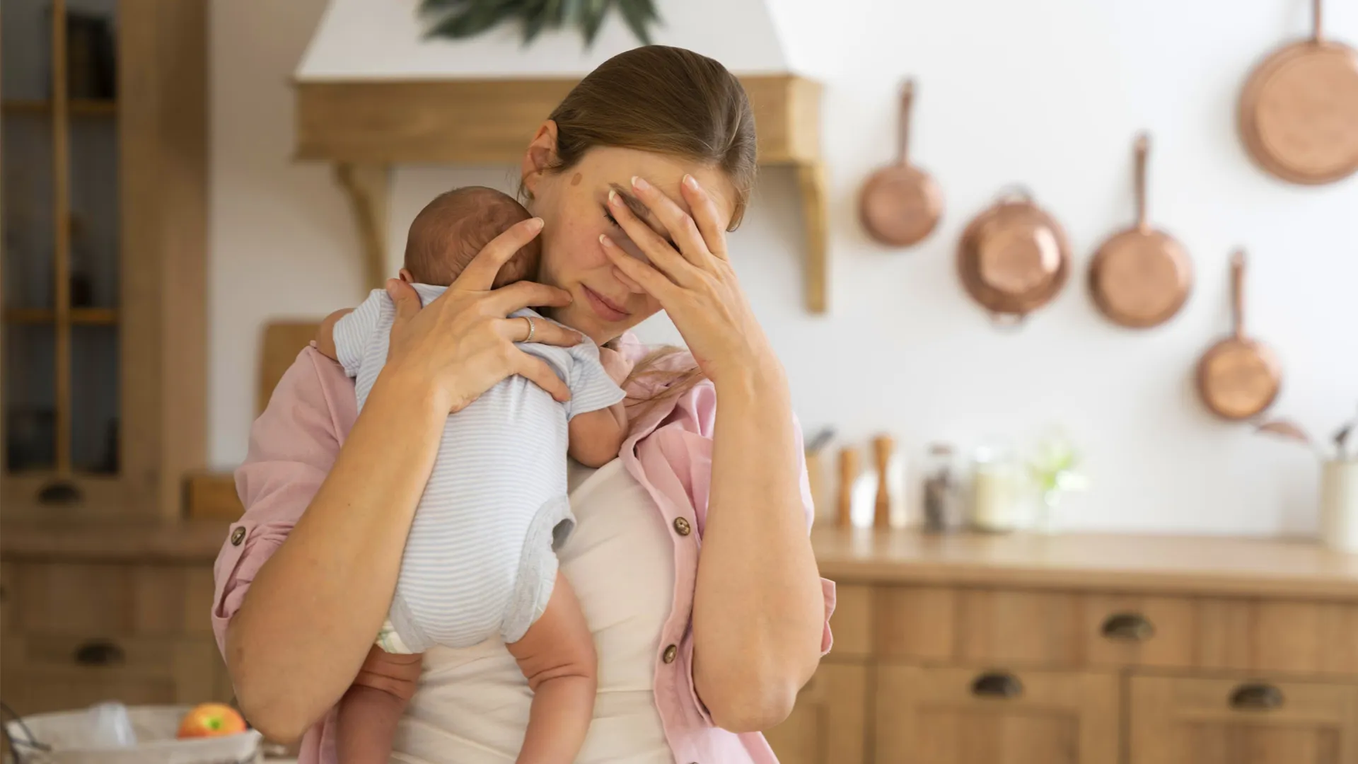 Bebé regurgitando en brazos de su madre después de tomar leche